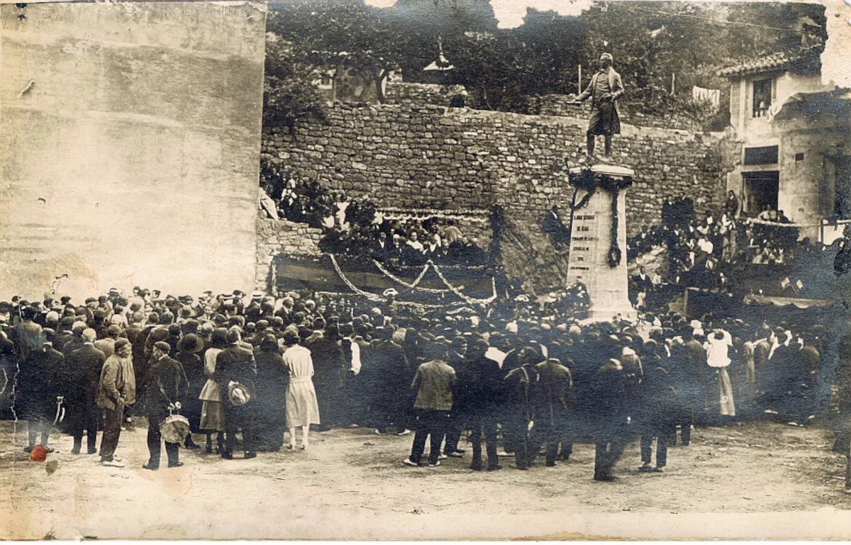 Ofrenda a los bienhechores ante la estatua de D. Juan Esteban de Elías