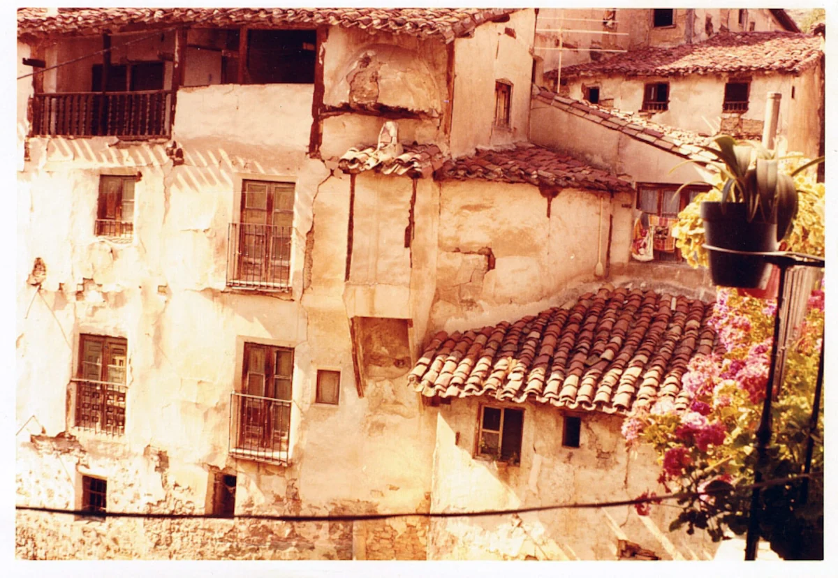 Fotografía antigua de fachada con horno de pan voladizo en Soto en Cameros