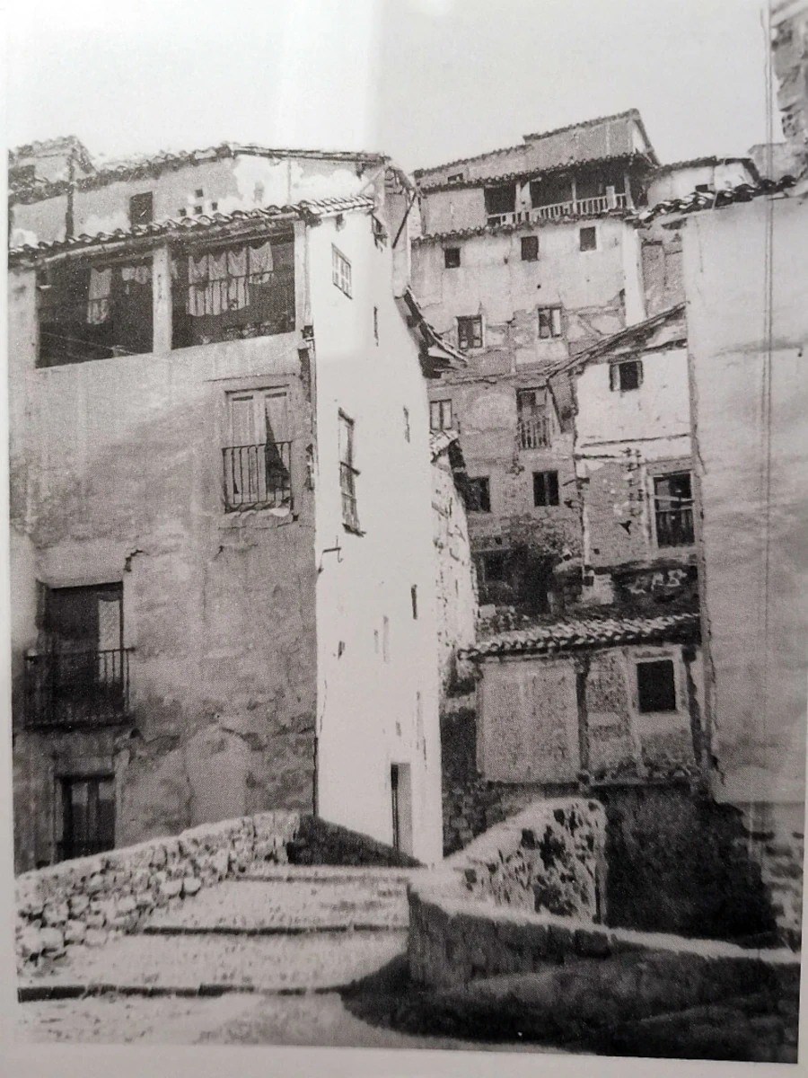 Puente sobre el barranco del Aido y casas en Soto en Cameros