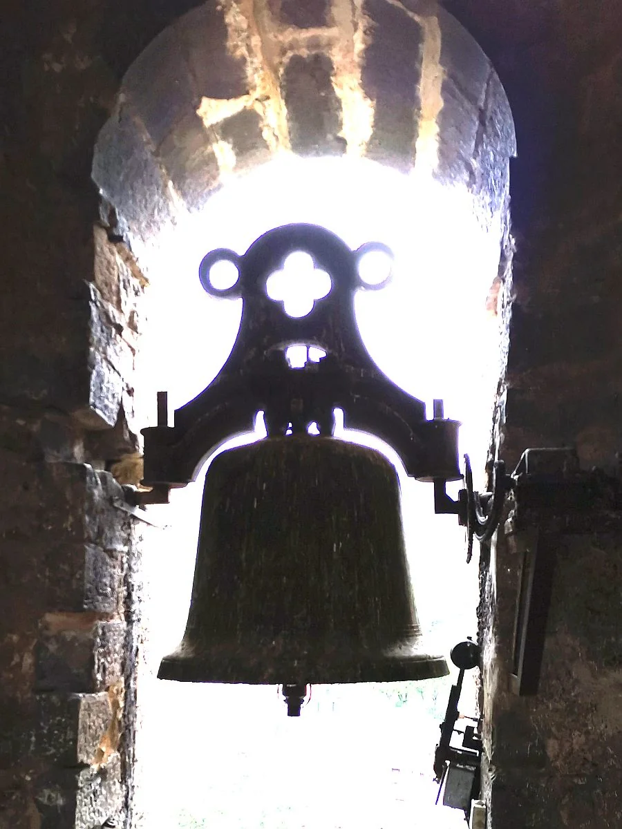 Campana llamada Grande de la torre de la iglesia de Soto en Cameros
