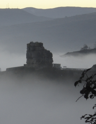 Vista del Cañón del río Leza con El Torrejón emergiendode la niebla El Torrejón