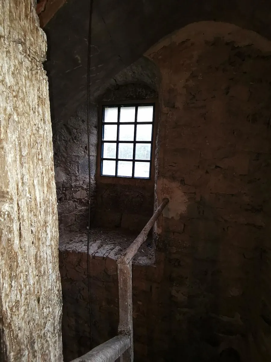 Ventana al sur de la torre de la iglesia de Soto en Cameros